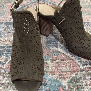 ANTONIO MELANI Olive Laser-Cut Peep Toe Block Heel Slingback